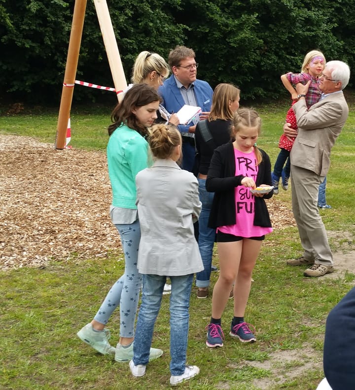 Foto aus Die Spielplatzeröffnung war ein voller Erfolg mit vielen Gästen... · 2017